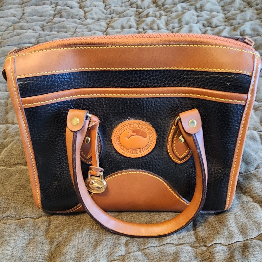 ✨️VINTAGE Dooney & Bourke Black and Tan Leather Doctor Style Satchel 🤍